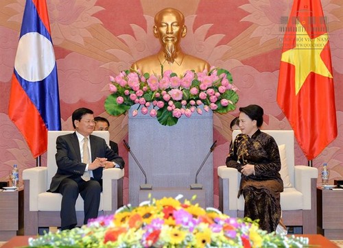 Chủ tịch Quốc hội Nguyễn Thị Kim Ngân tiếp Thủ tướng Lào Thongloun Sisoulith - ảnh 1
